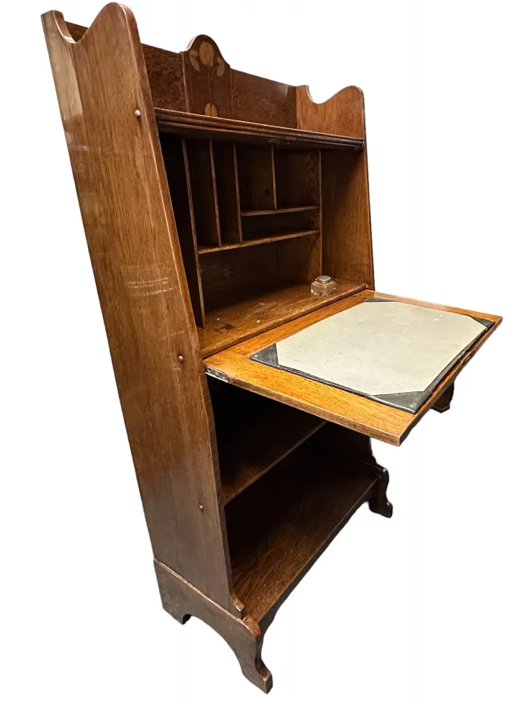 escritorio antiguo de madera con estante superior y superficie de trabajo