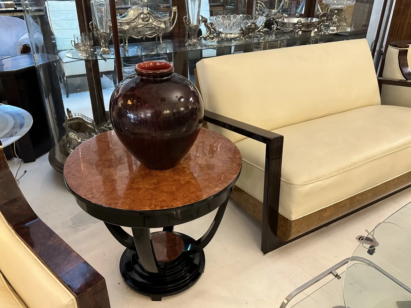 Vaso de cerâmica antiga em uma mesa refinada