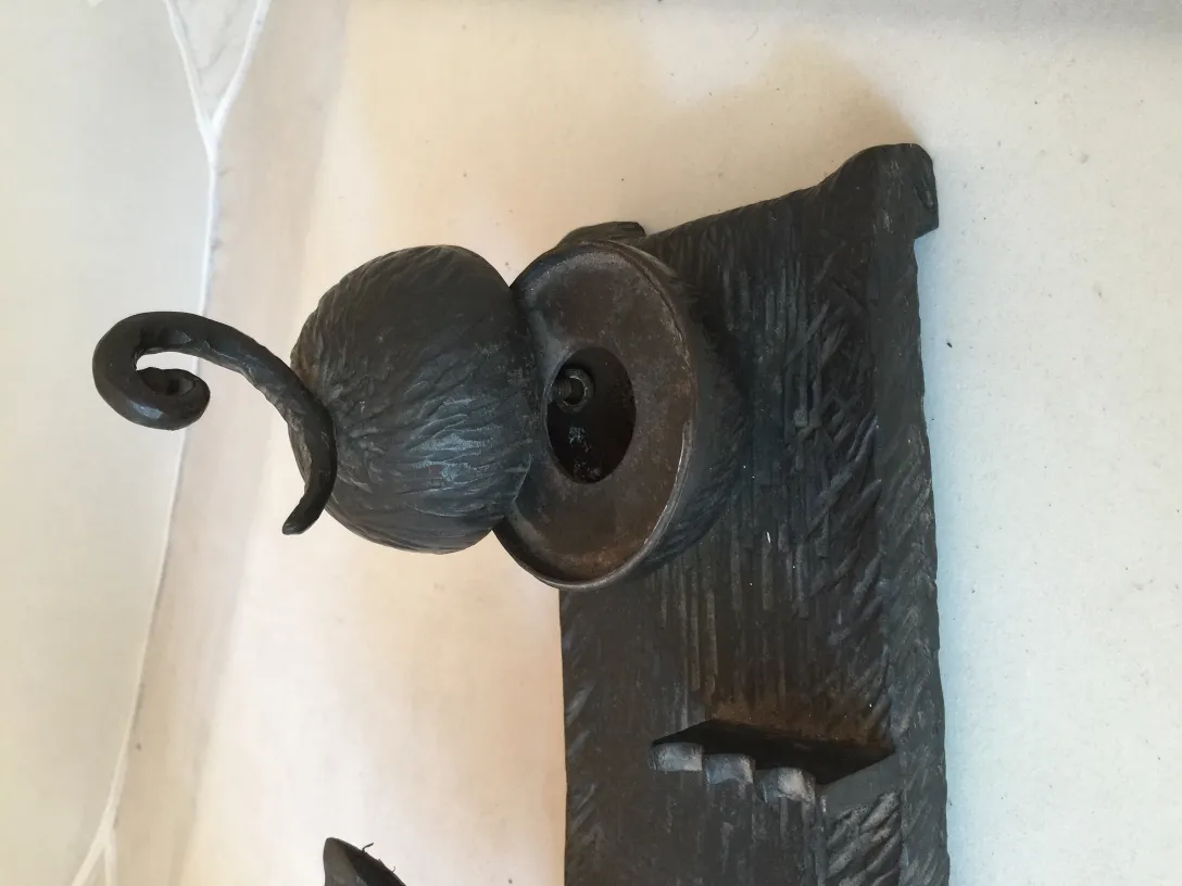 escultura antiga em forma de cabeça com um chapéu decorativo