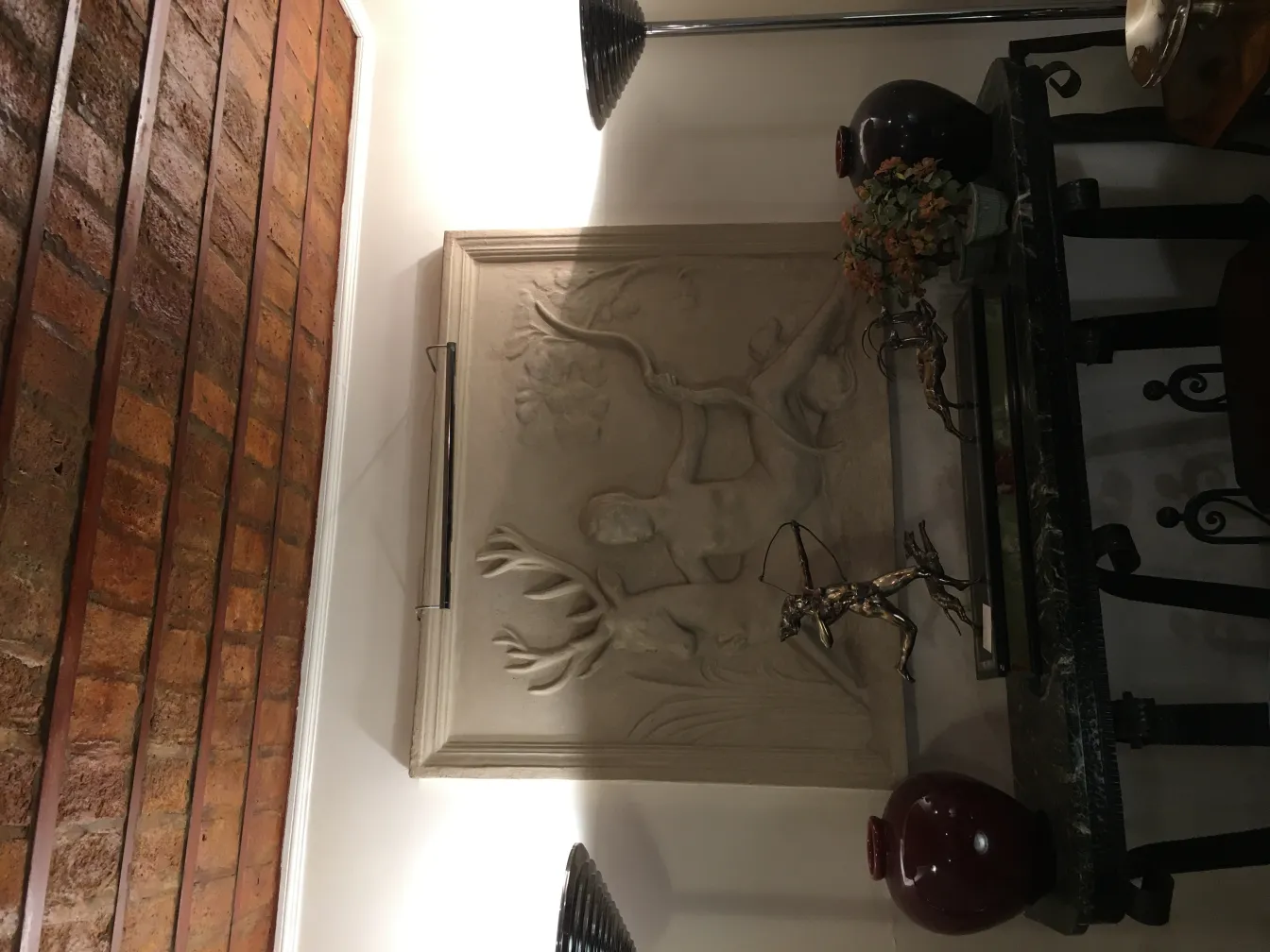 cerámica antigua con motivos decorativos, fondo de ladrillo