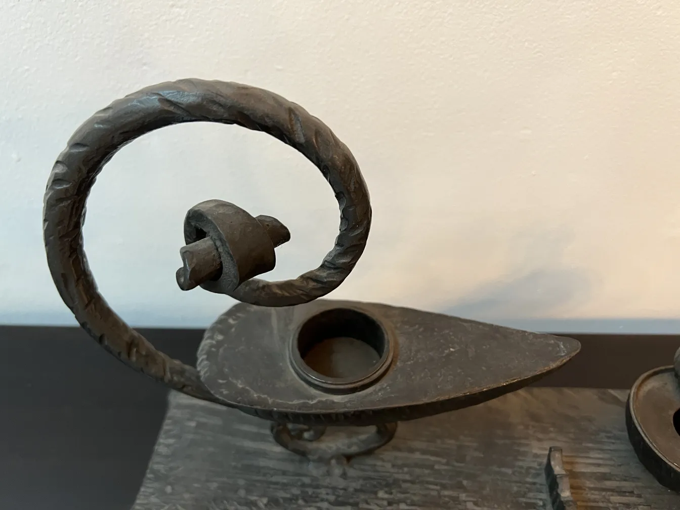 scultura antica con forme decorative e design attraente