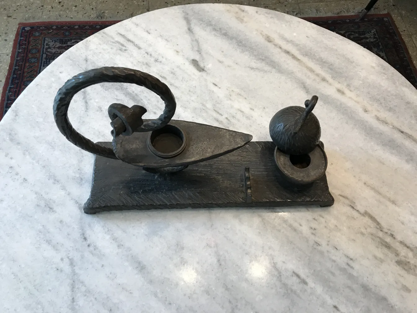 escultura antigua con formas decorativas y detalles elaborados, ambiente neutral