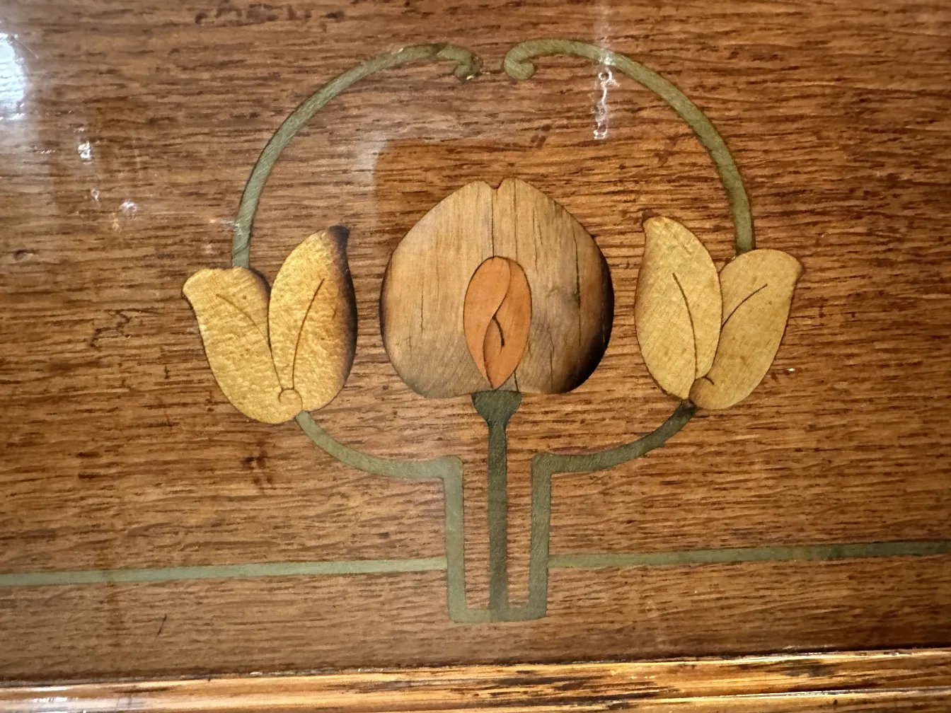 detalhes florais na superfície de um escritório antigo