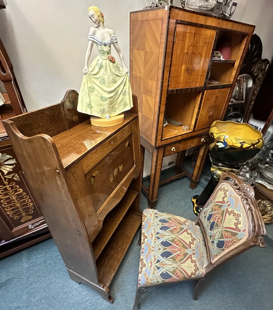 bureau ancien avec figurine décorative et chaise colorée
