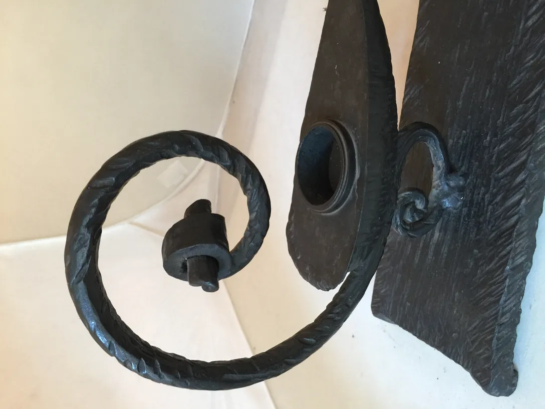 supporto a parete con design a spirale antico