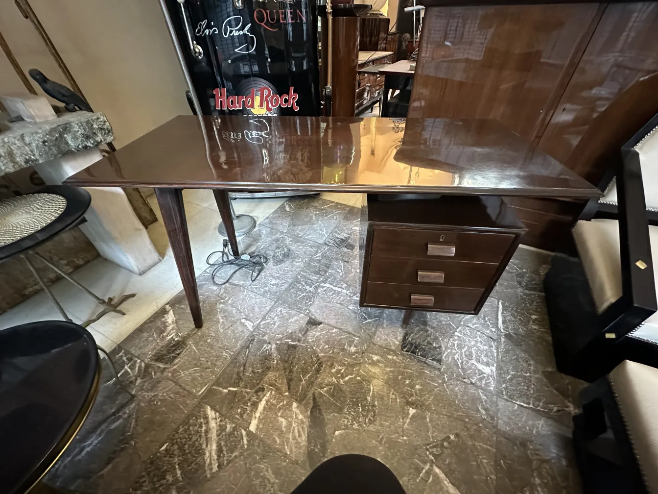 Alter Tisch mit glänzender Oberfläche und Schubladen.