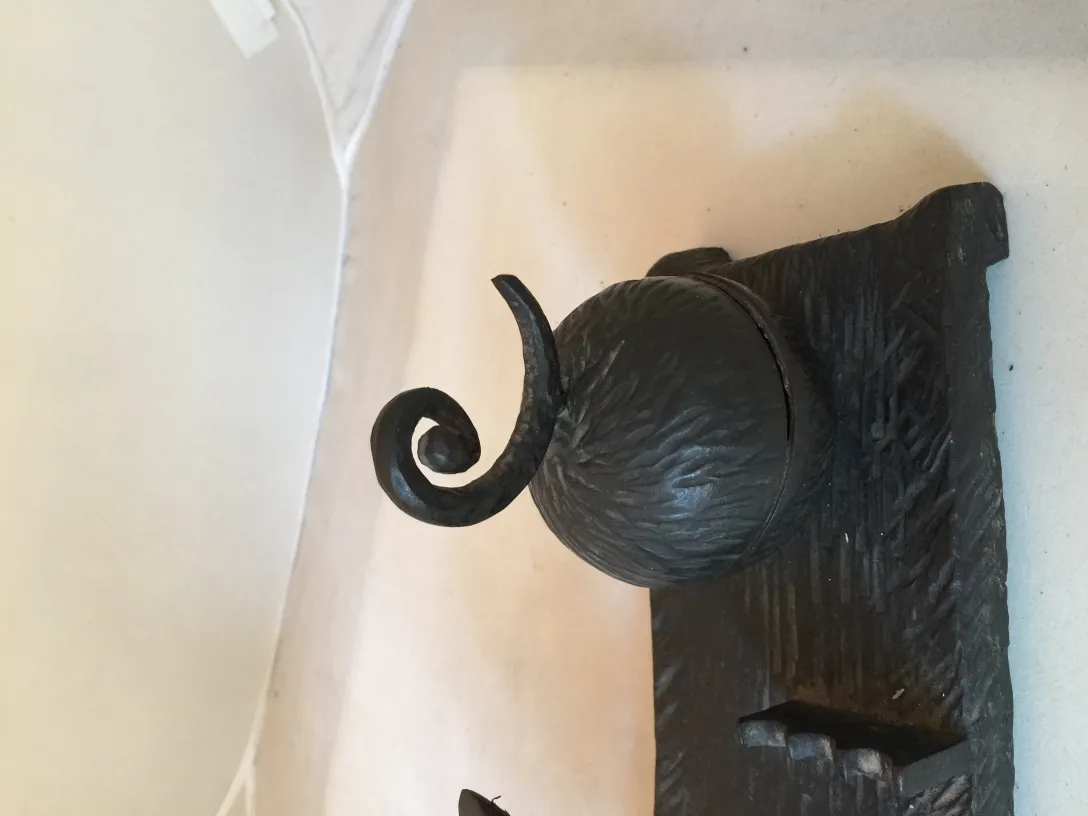 scultura decorativa antica su sfondo chiaro