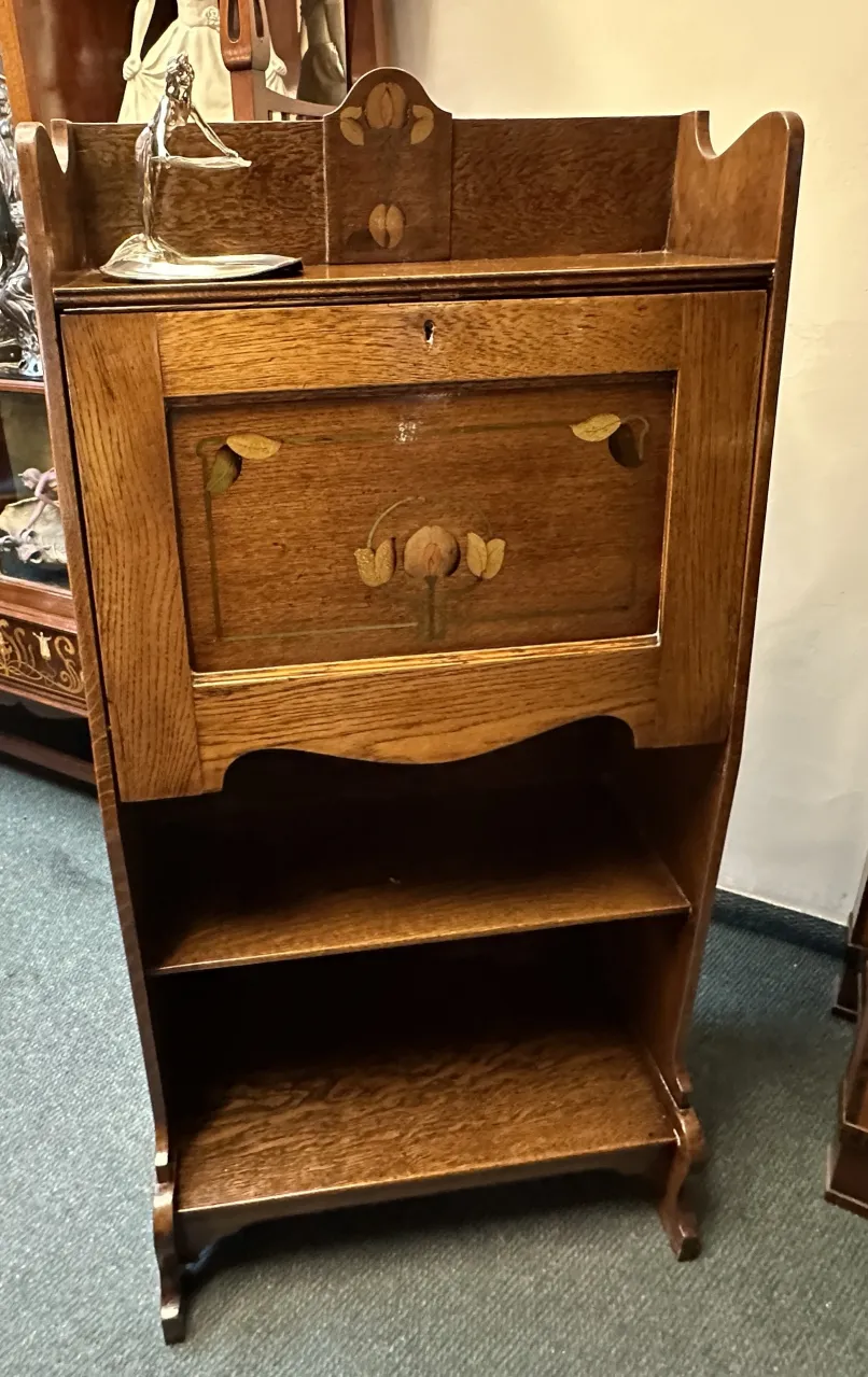 antiker schreibtisch aus holz mit blumendekor