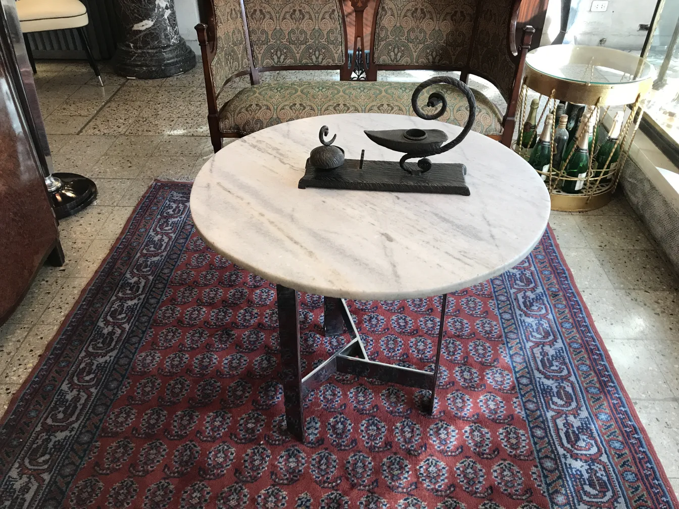 古代装饰雕塑放在优雅的桌子上