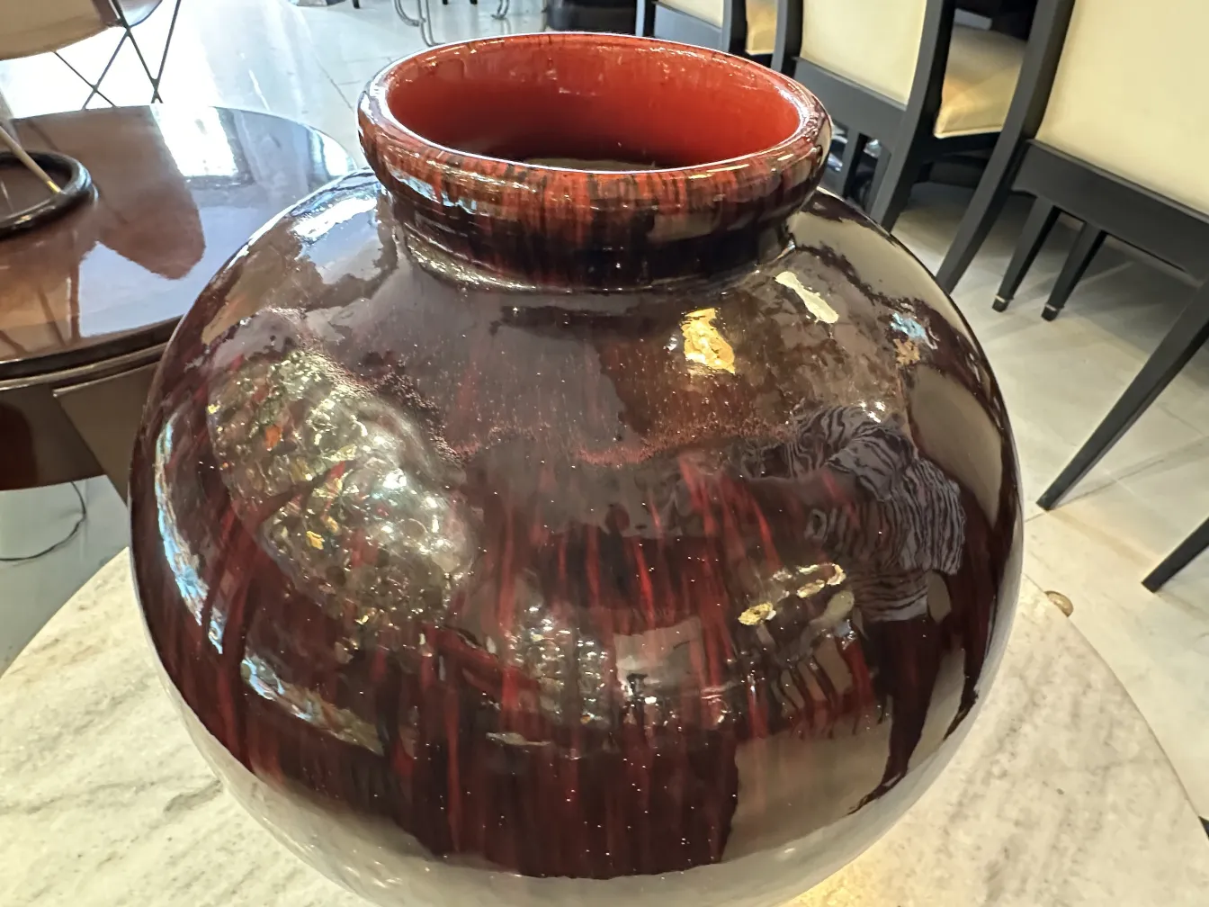 ceramica decorativa antica, forma rotonda, colore marrone lucido