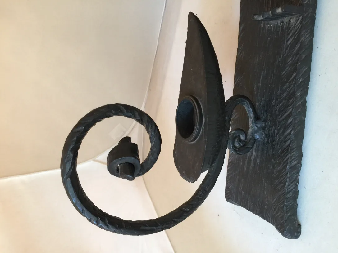 escultura antiga com design ondulado e decorativo