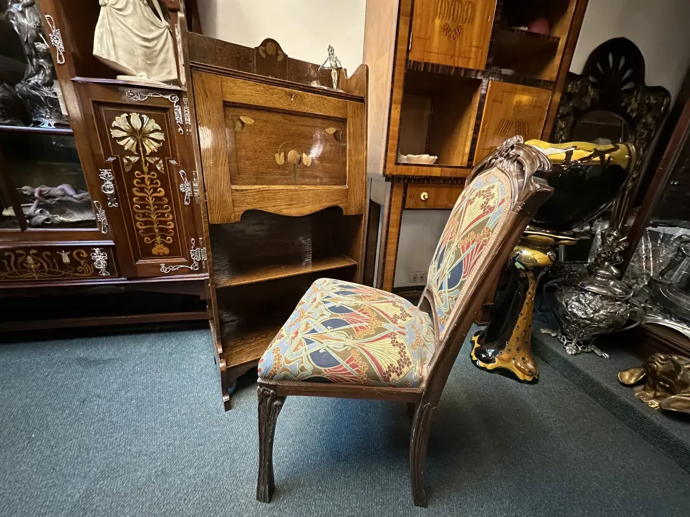 bureau ancien avec base décorative et couvert