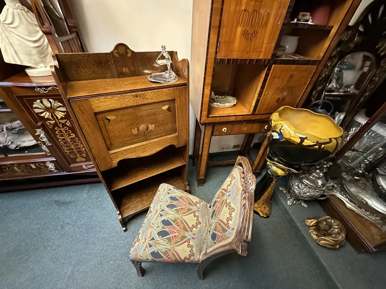 escritorio antiguo con un diseño decorativo y cajones