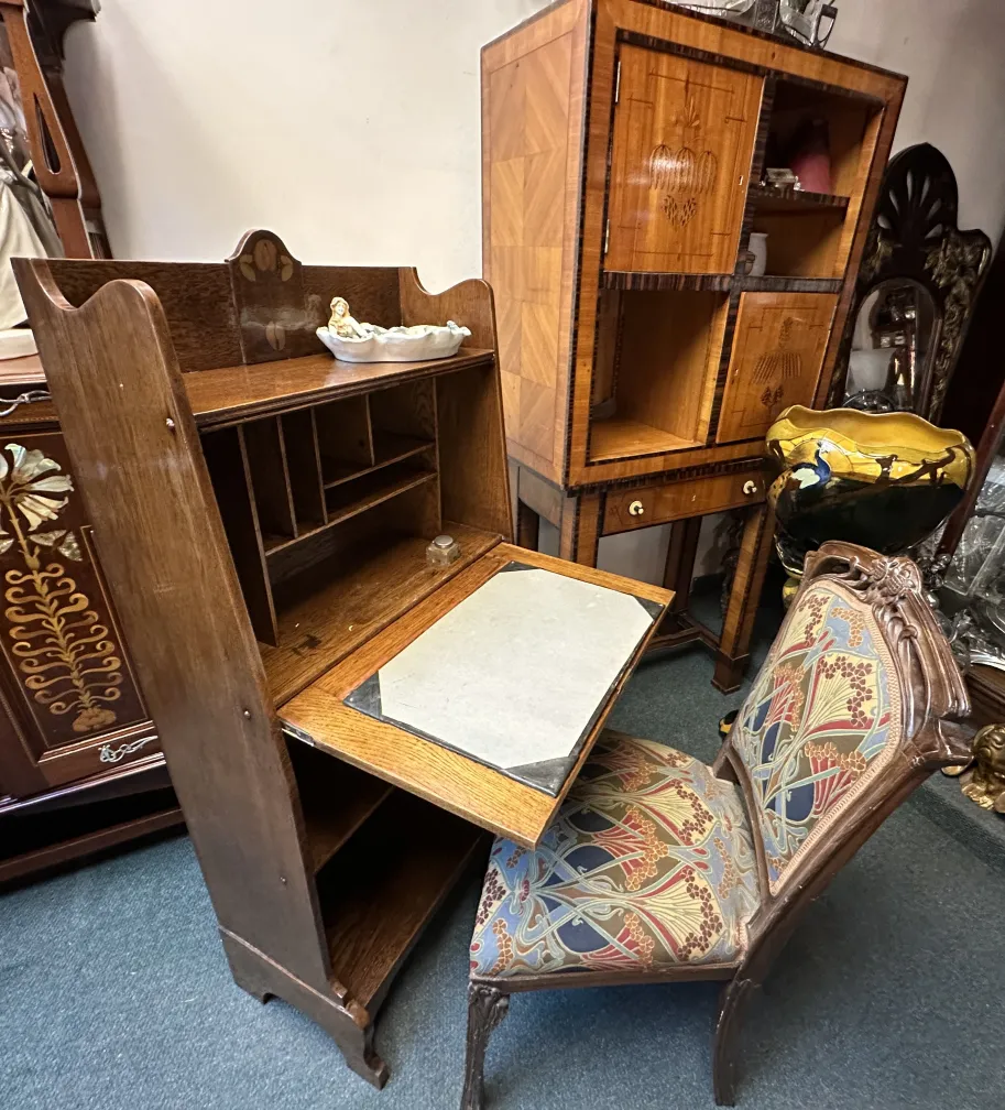 escritorio antiguo con puertas y compartimentos, ambiente clásico