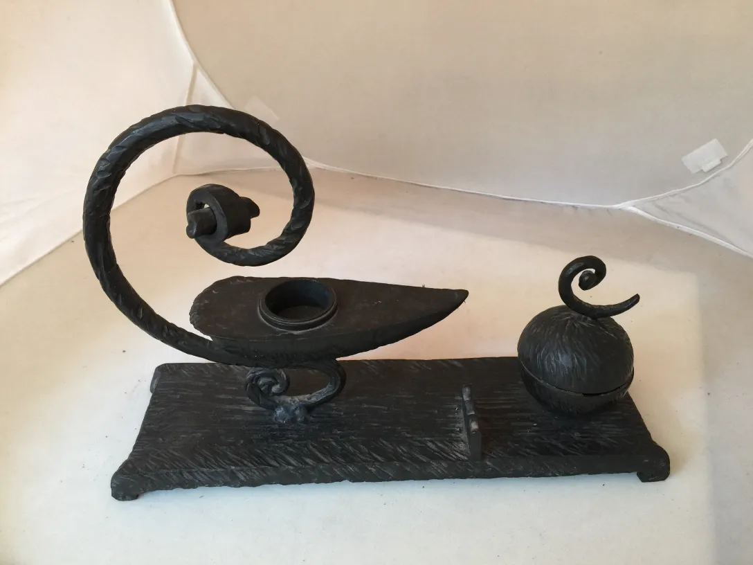 escultura antiga decorativa com detalhes espirais e base plana