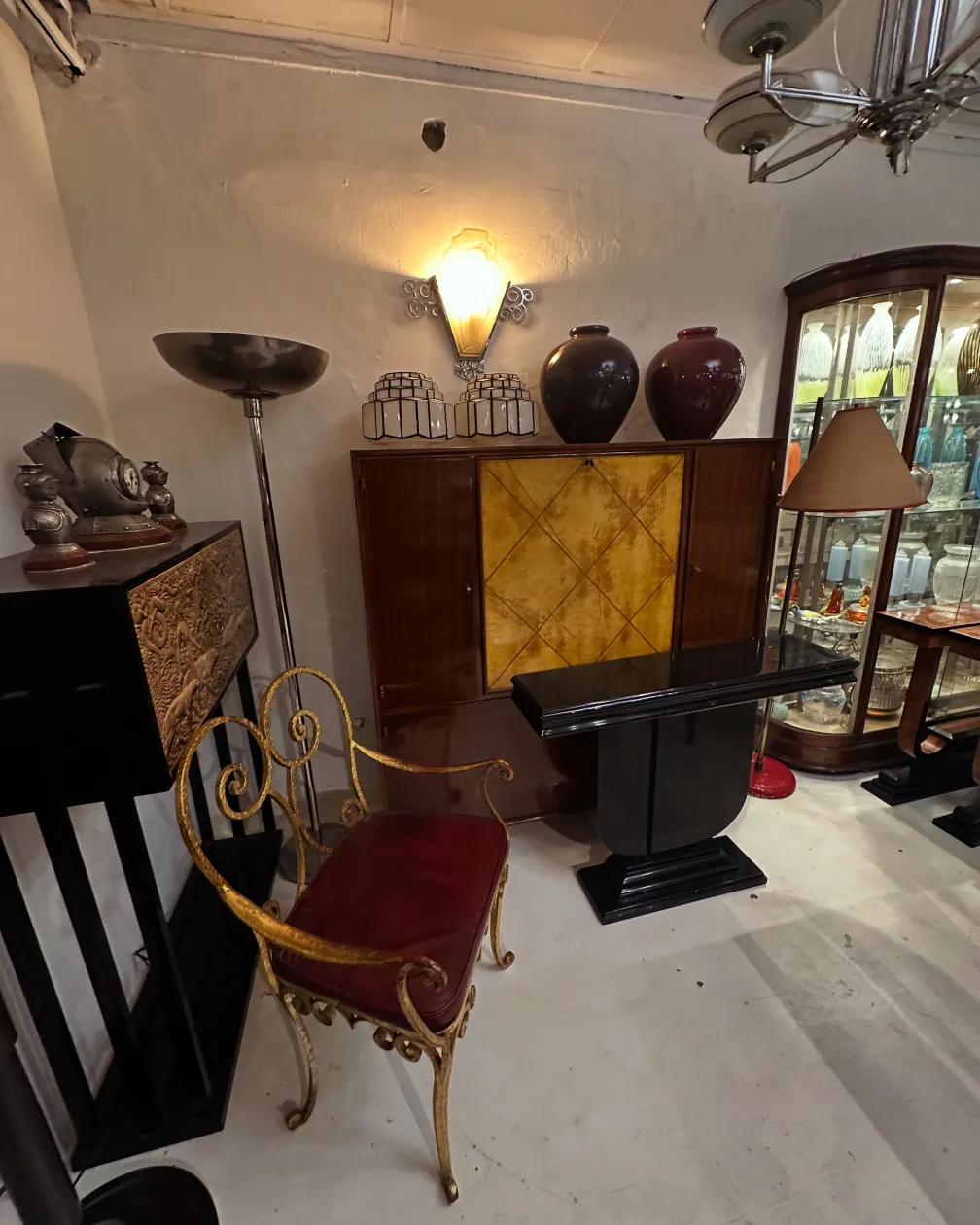 Céramique décorative ancienne avec design classique dans un cadre élégant.