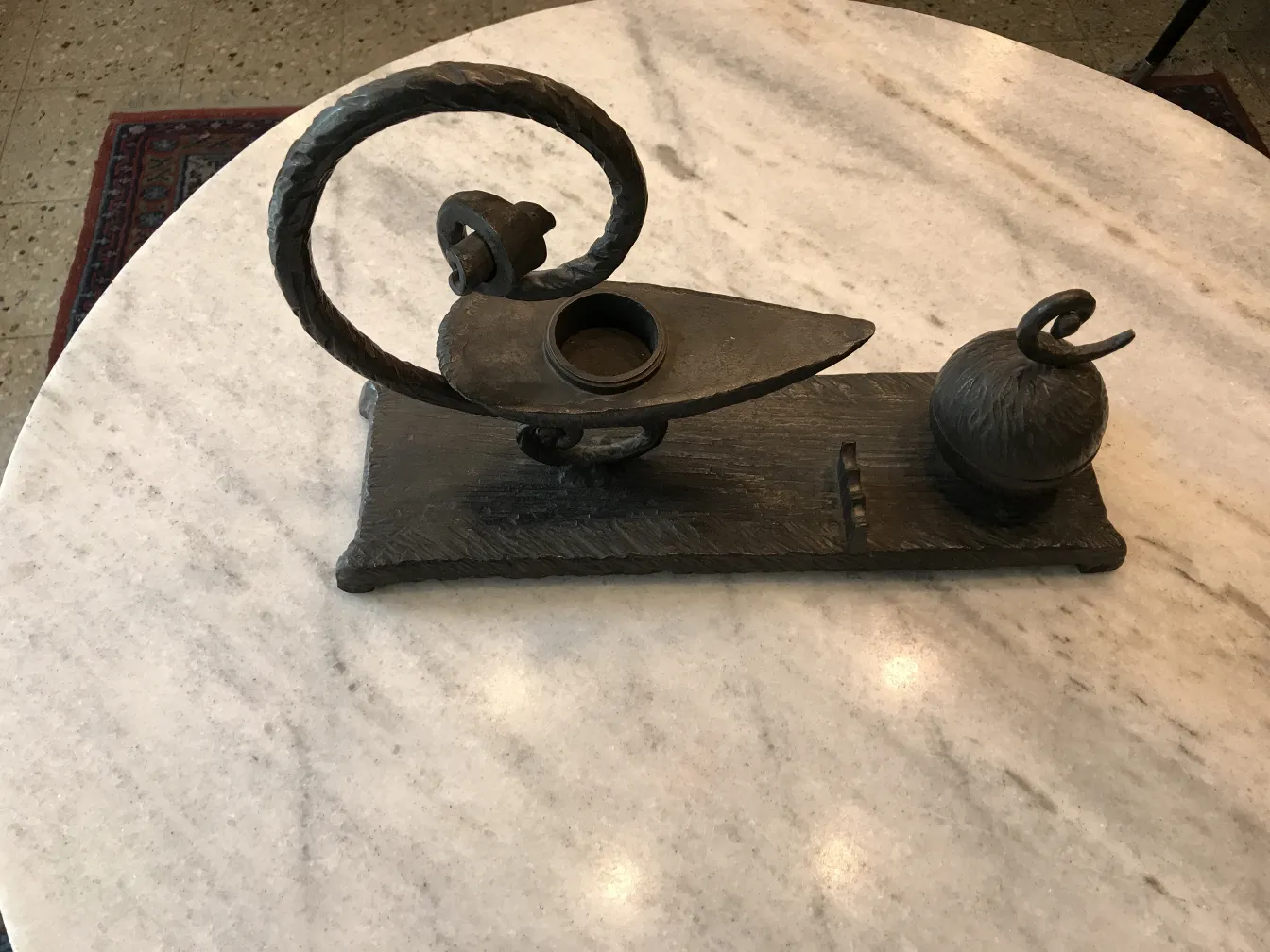 Escultura antiga com design decorativo elegante em metal