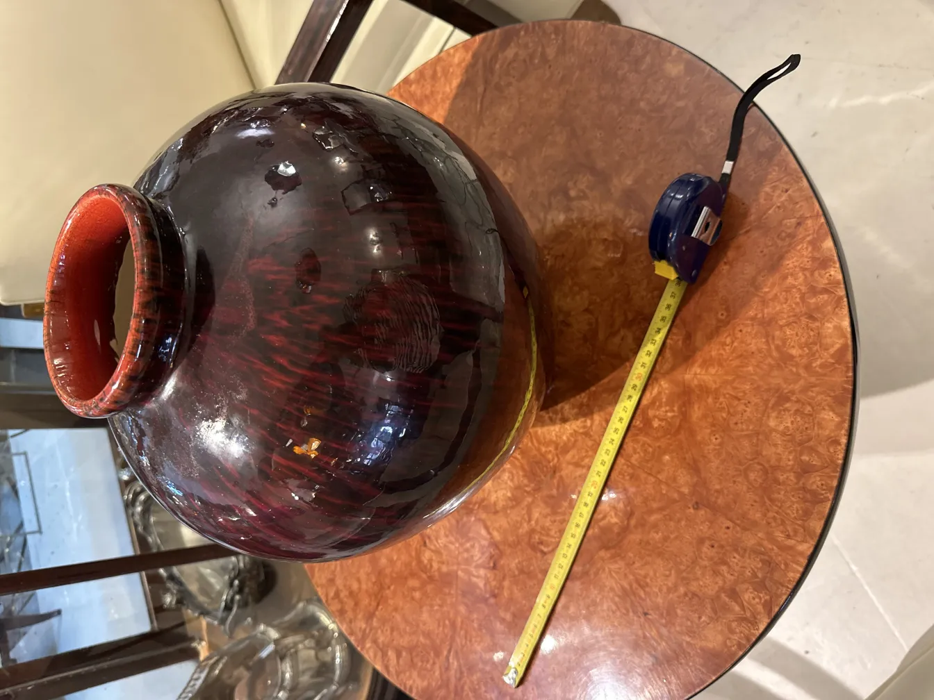 Vaso de cerâmica antiga com cores sombreadas em um ambiente elegante