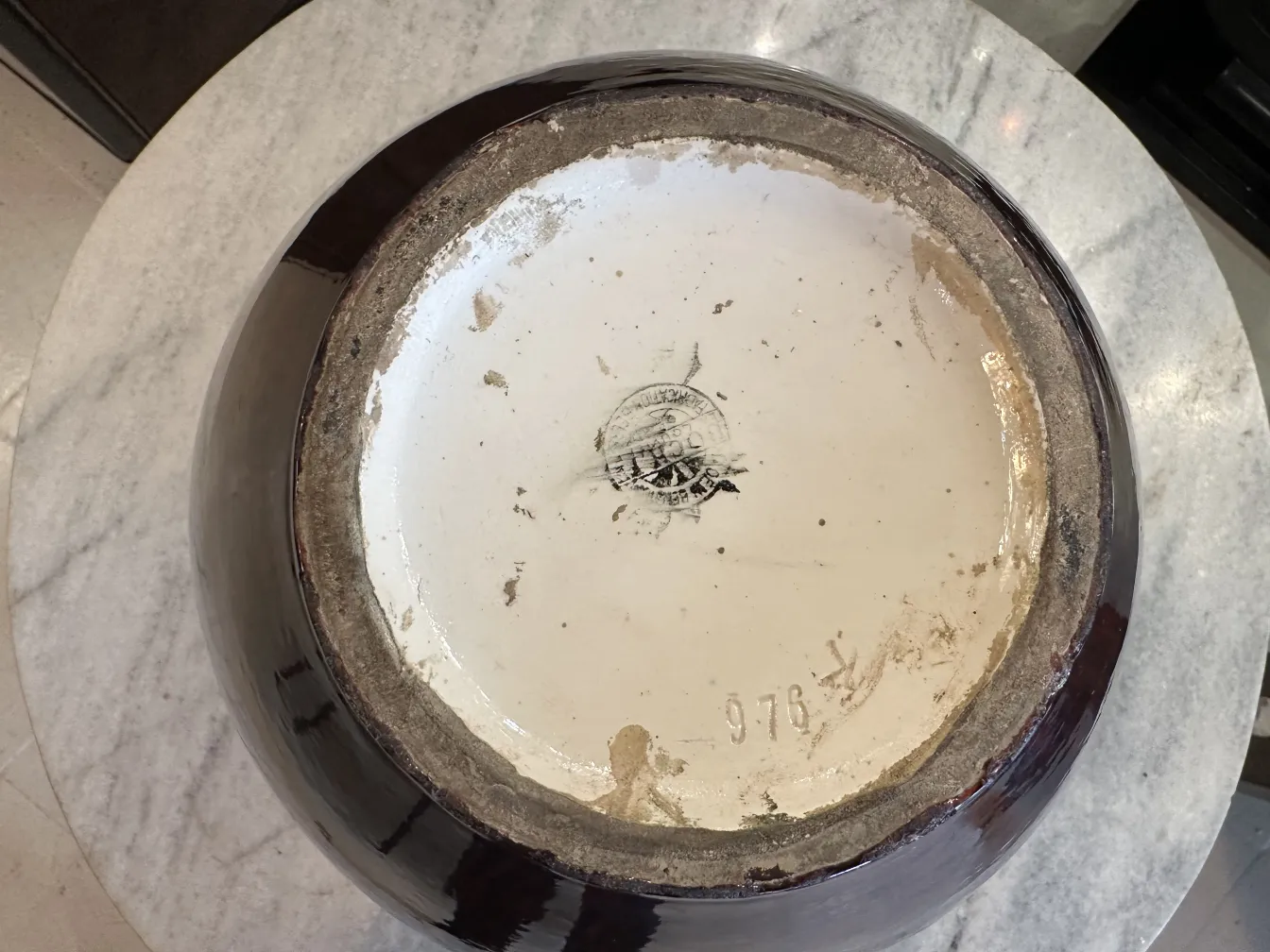 오래된 장식 도예의 밝은 바닥 세부정보