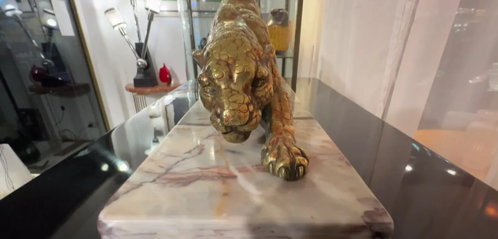 古代の猫科動物の彫刻が優雅な環境にある