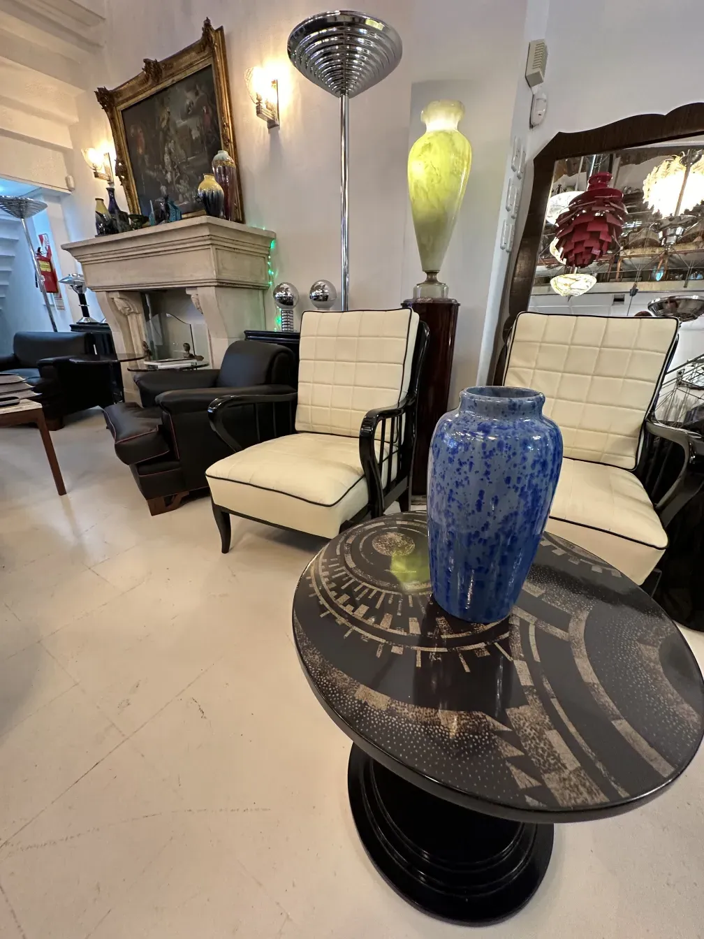 blauer Keramikvase auf einem Tisch in antiquarischem Ambiente