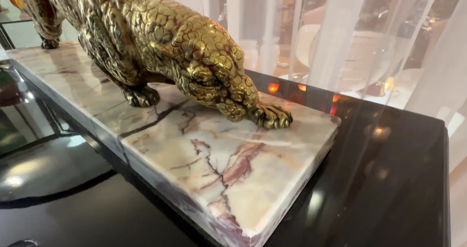 sculpture antique d'un animal sur une base décorative avec des détails