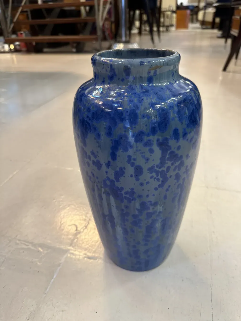 vase de cerâmica azul antiga com manchas distintas