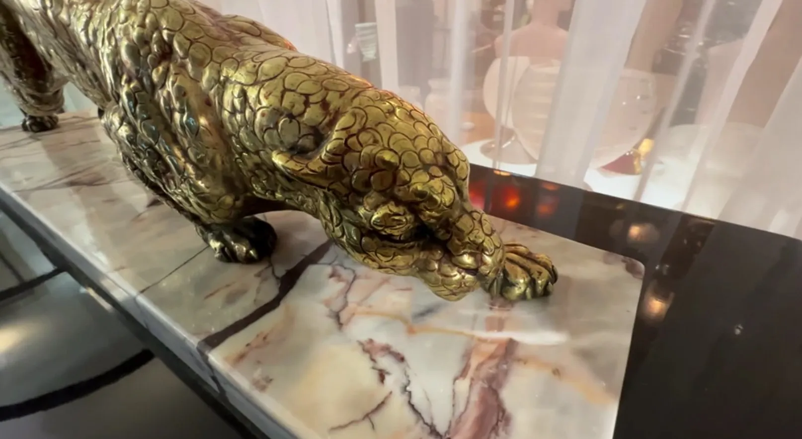 古代动物雕塑呈自然姿态，光泽细致