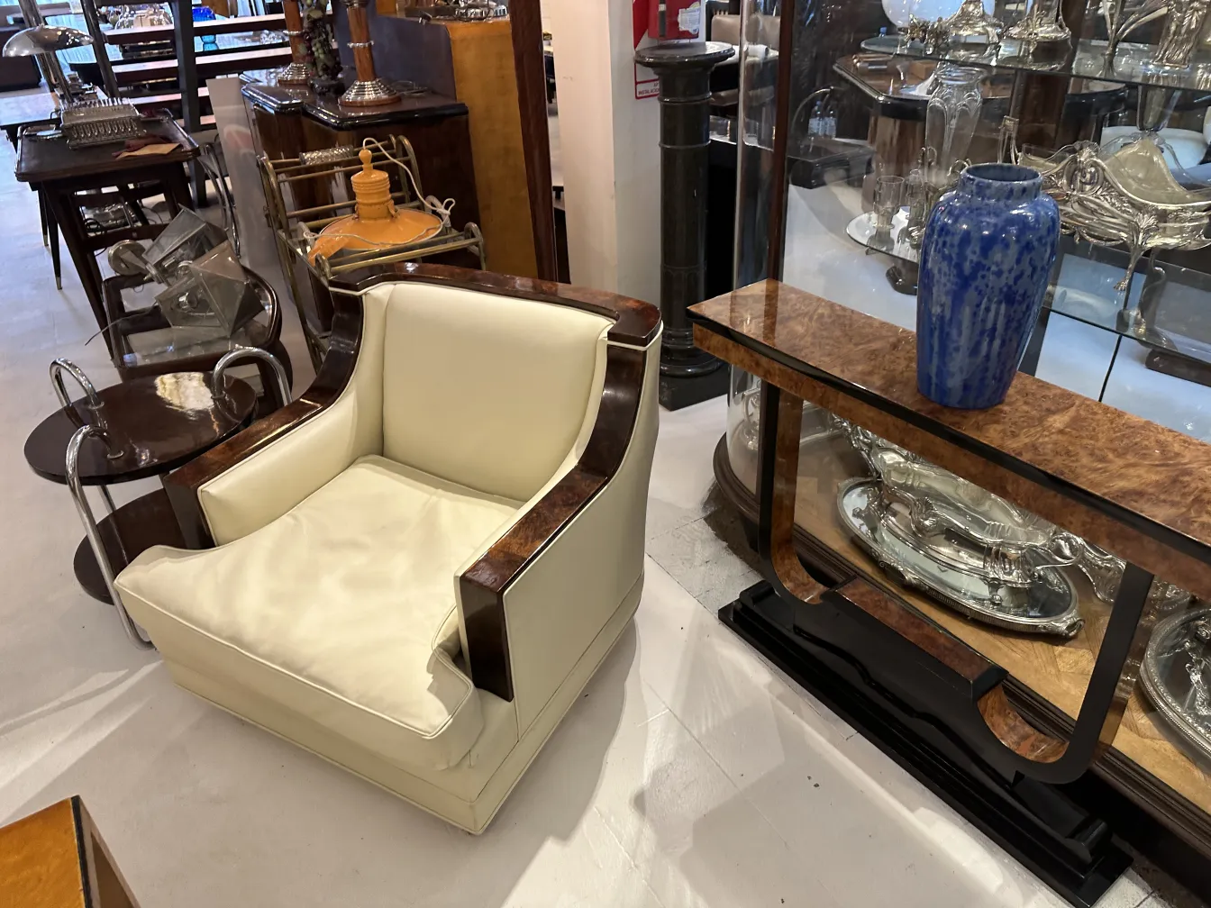 antiker blauer Keramikvasen in elegantem Ambiente