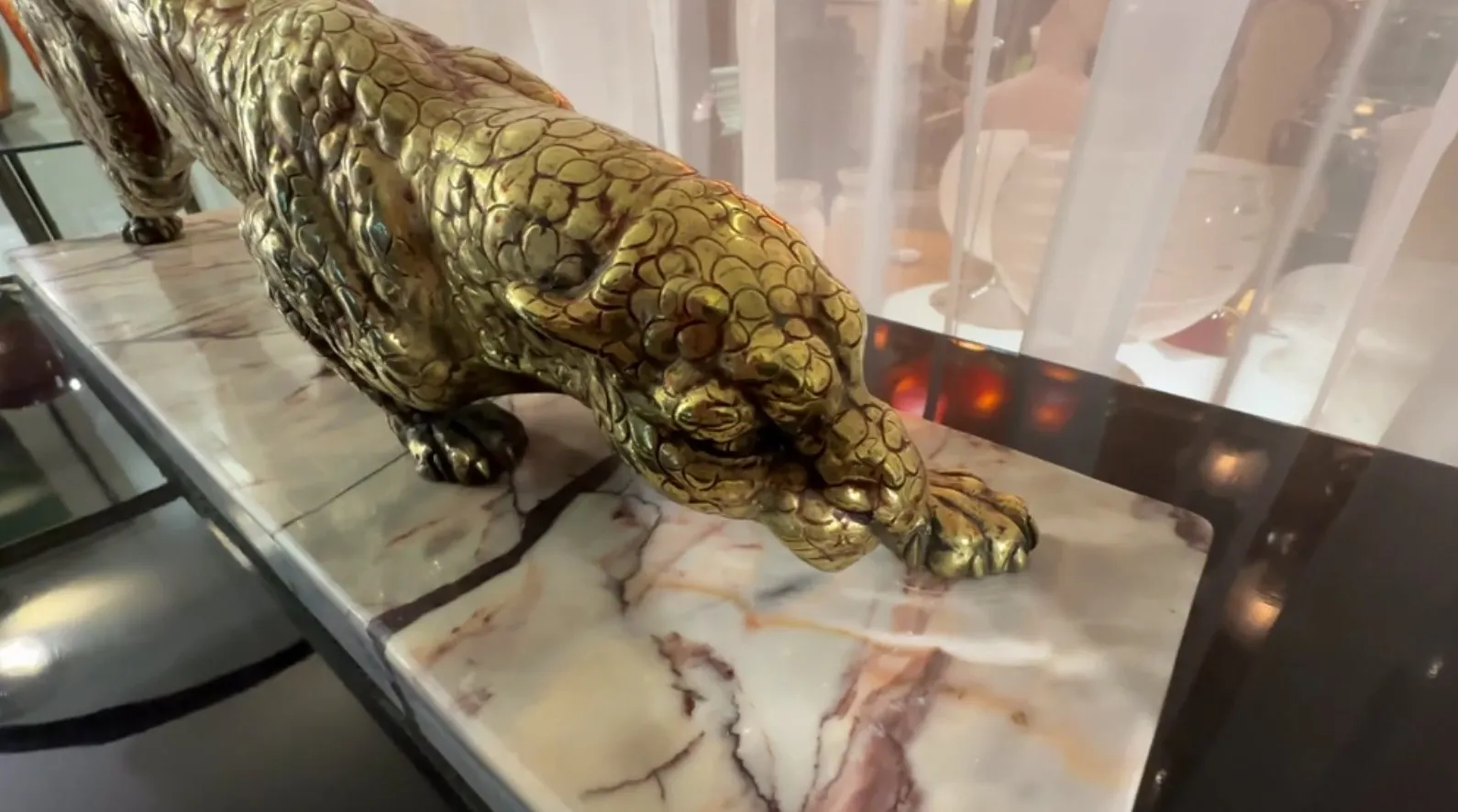 antike Skulptur, die ein Tier im Detail darstellt