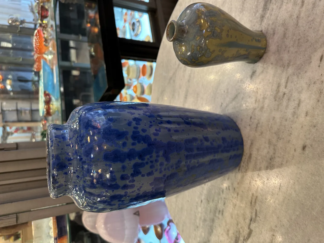 jarrón de cerámica antigua con acabado azul