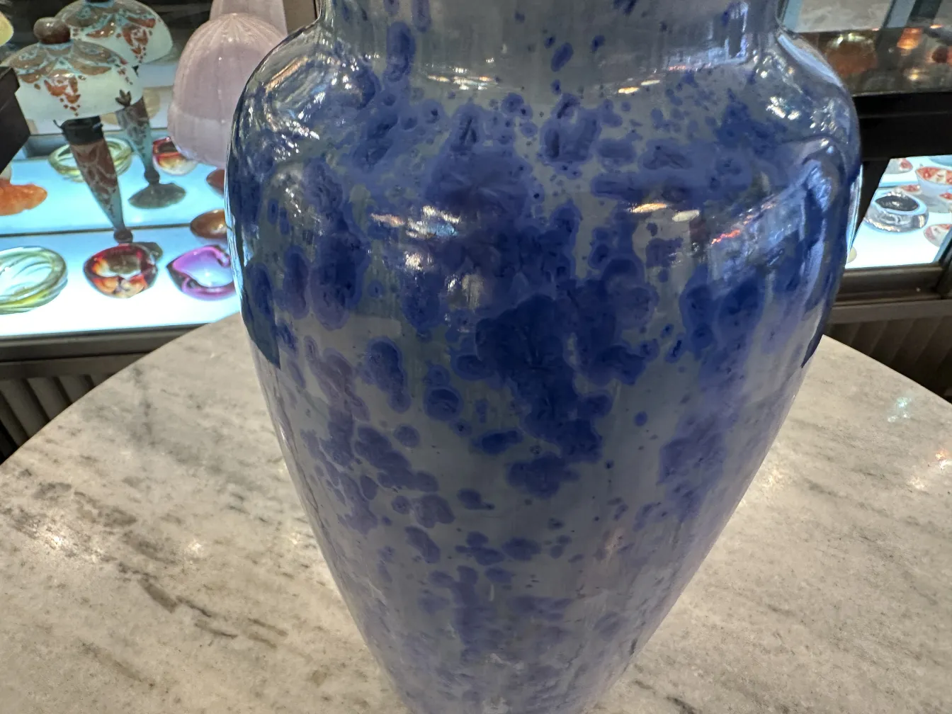 urne en céramique antique avec motifs bleus sur fond clair