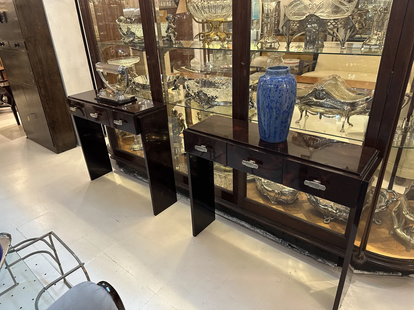 Античная синяя керамическая ваза в элегантной обстановке