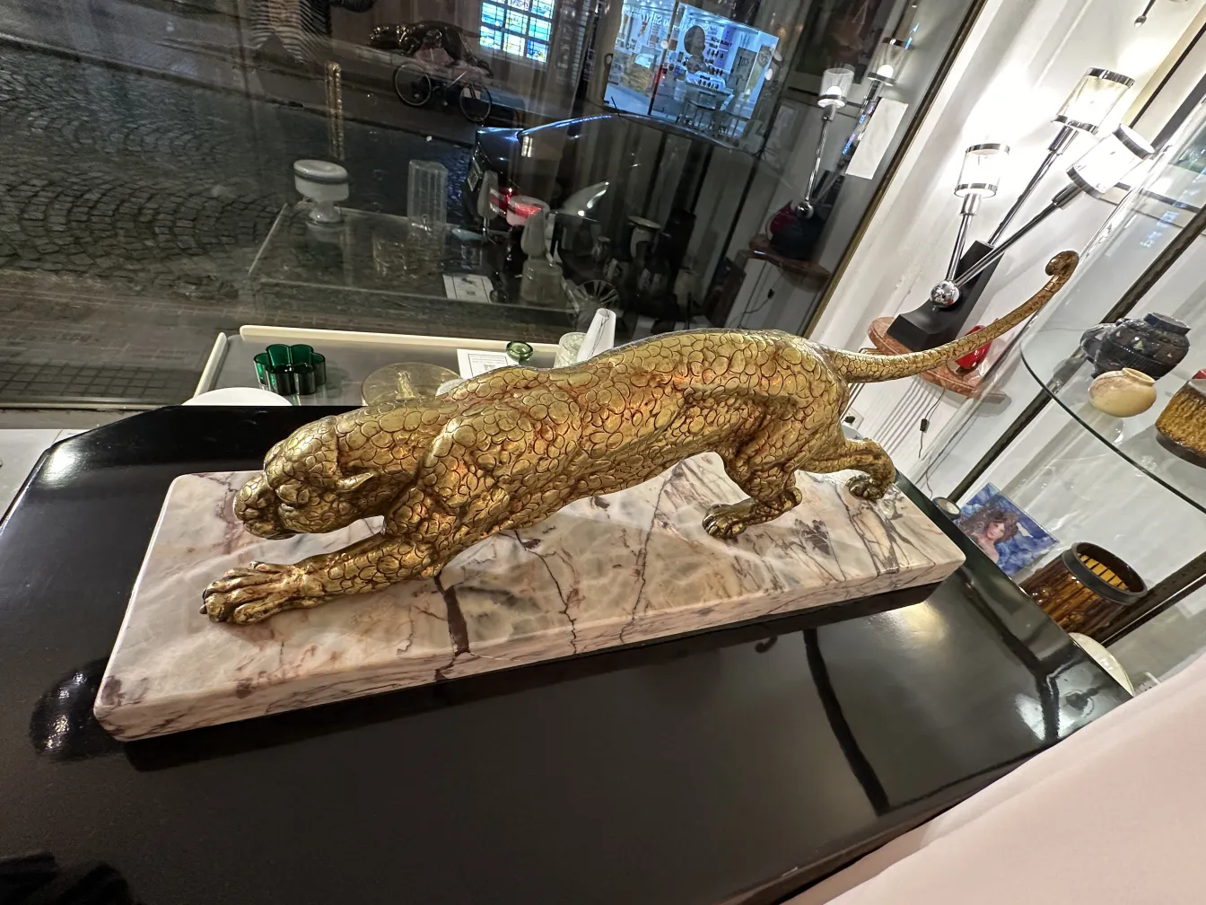 alte goldene Leoparden-Skulptur auf Marmorbasis