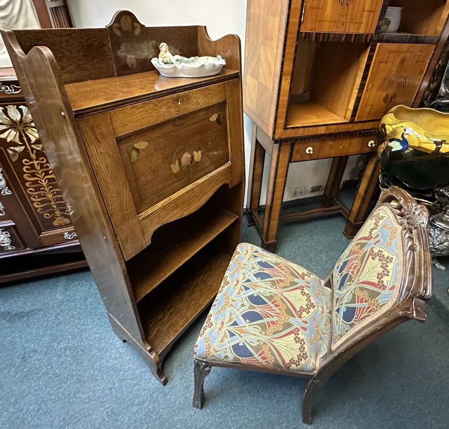 Scrivania antica con dettagli ornamentali, decorata con fiori e gambe eleganti. Atmosfera classica.