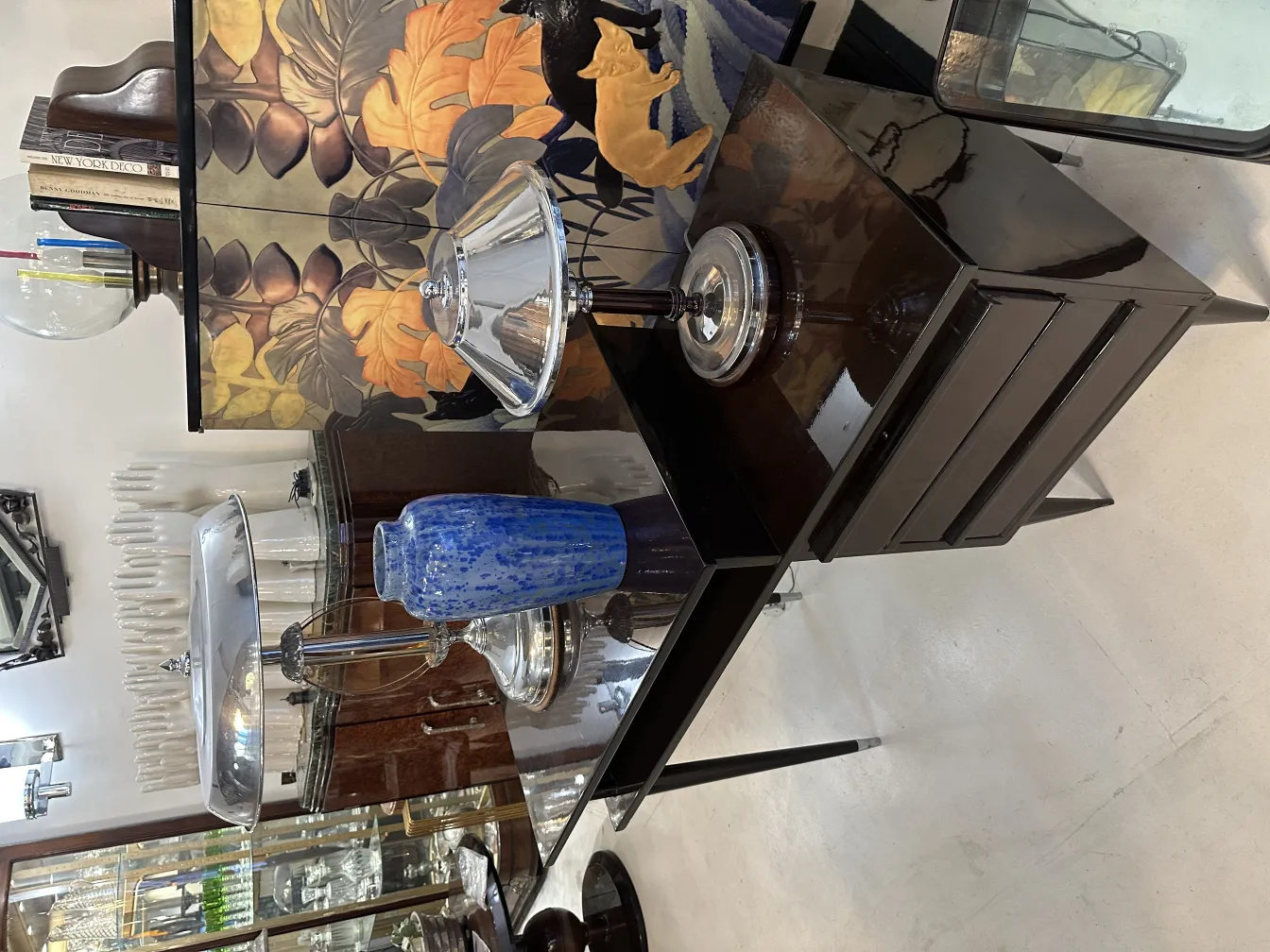 古老的蓝色陶瓷花瓶，周围有优雅的装饰。