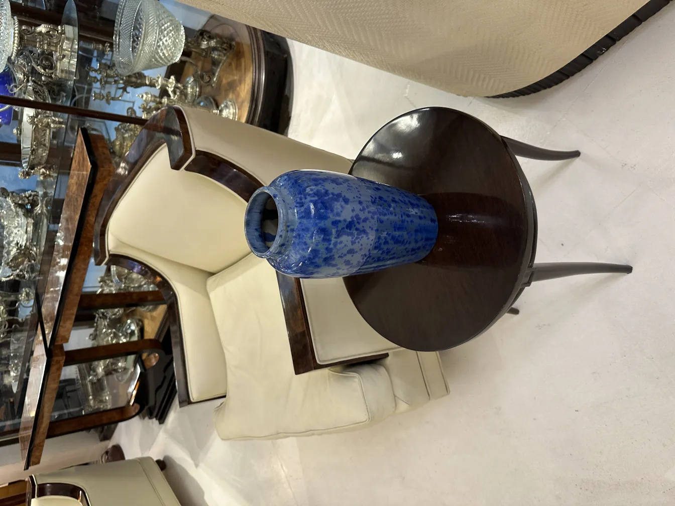 Antiker blauer Keramikvase auf holztisch