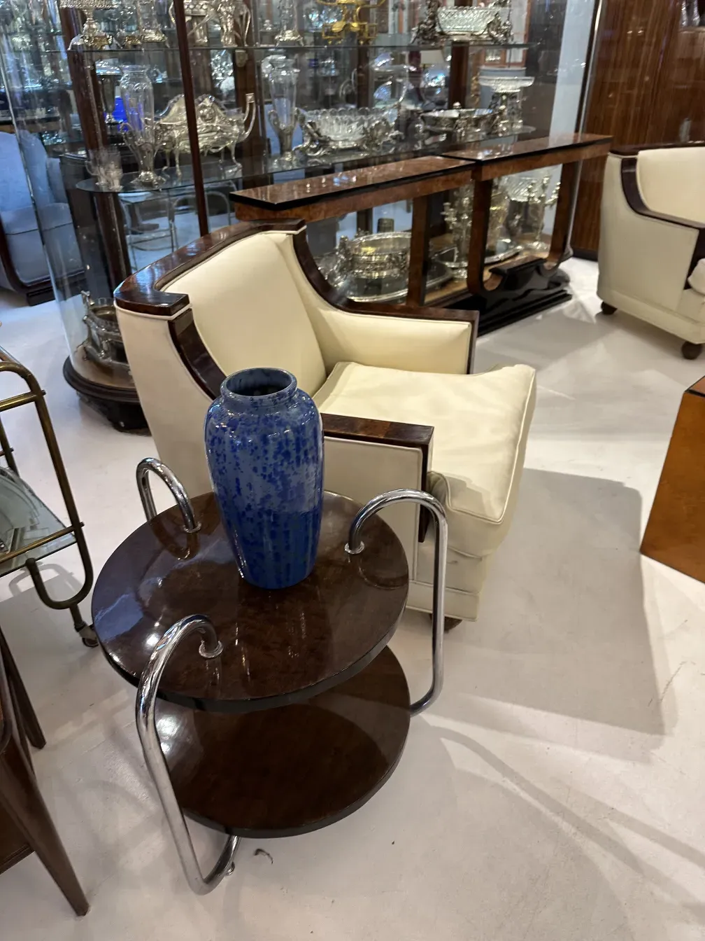 Vase de céramique ancienne bleu sur table à côté d'un fauteuil