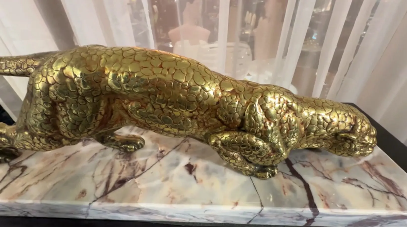antike goldene Löwenskulptur auf Elfenbeinbasis