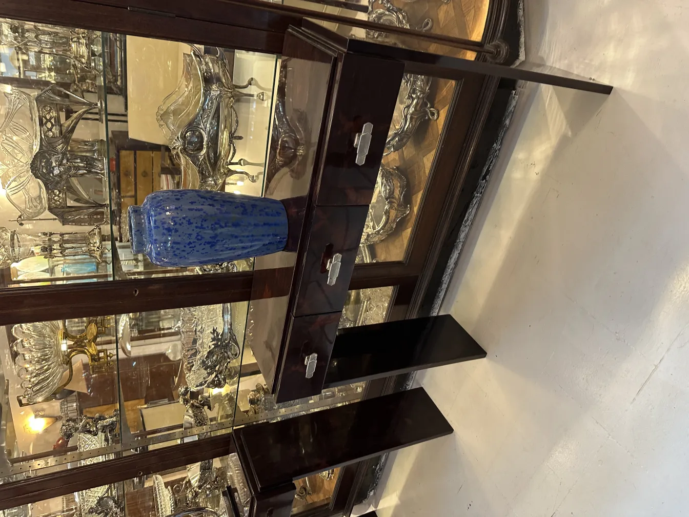 Vaso antigo de cerâmica azul em um ambiente de antiguidades com objetos decorativos