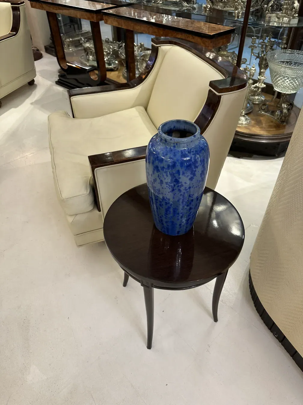 vaso in ceramica blu decorativo su tavolo antico