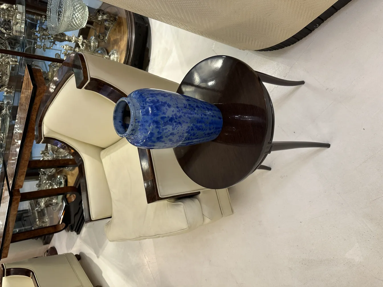 ancienne céramique bleue sur une table ronde avec fond clair