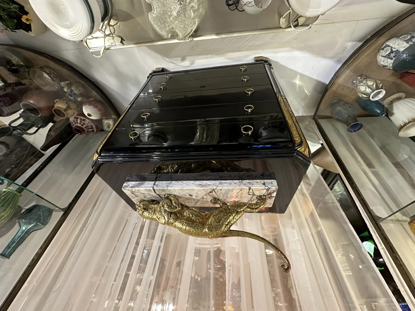 dekorative Skulptur mit antikem Marmor und goldener Figur