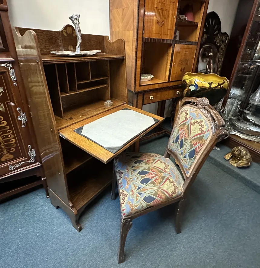 bureau ancien avec compartiments et plateau d'écriture