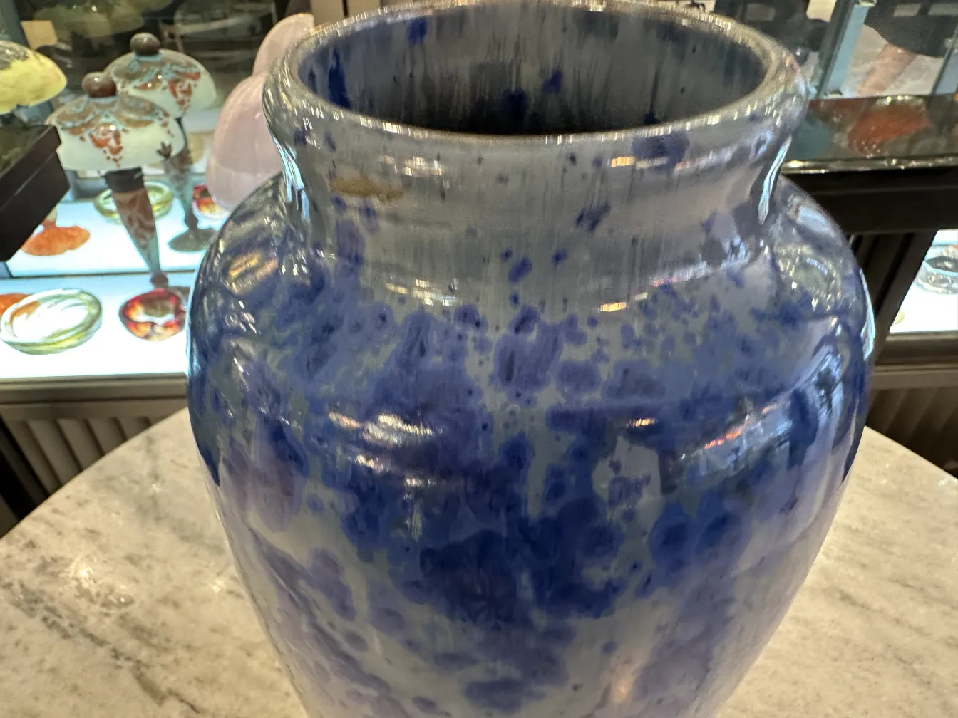 青い古典的な陶器の花瓶、ピエールフォンの装飾品。