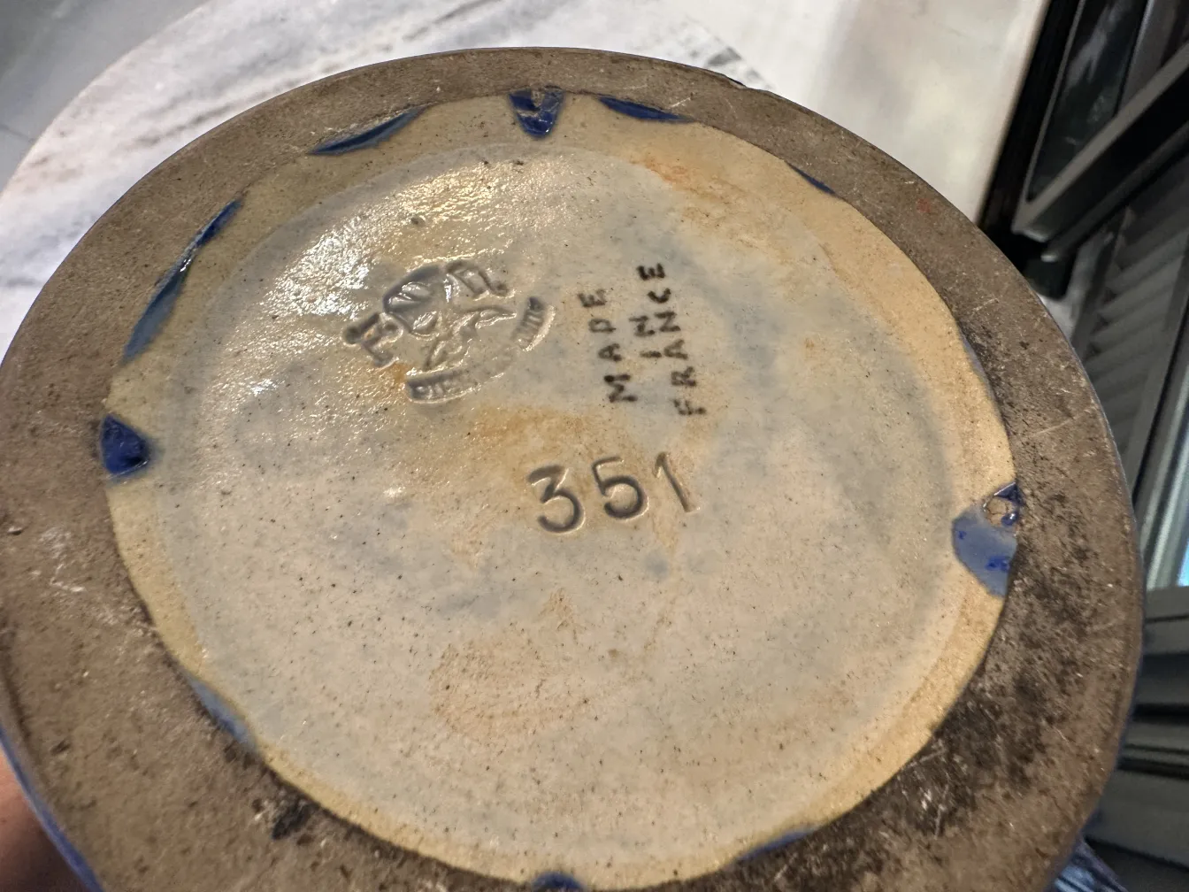 Copa de cerâmica antiga com detalhes em azul e marca da França.