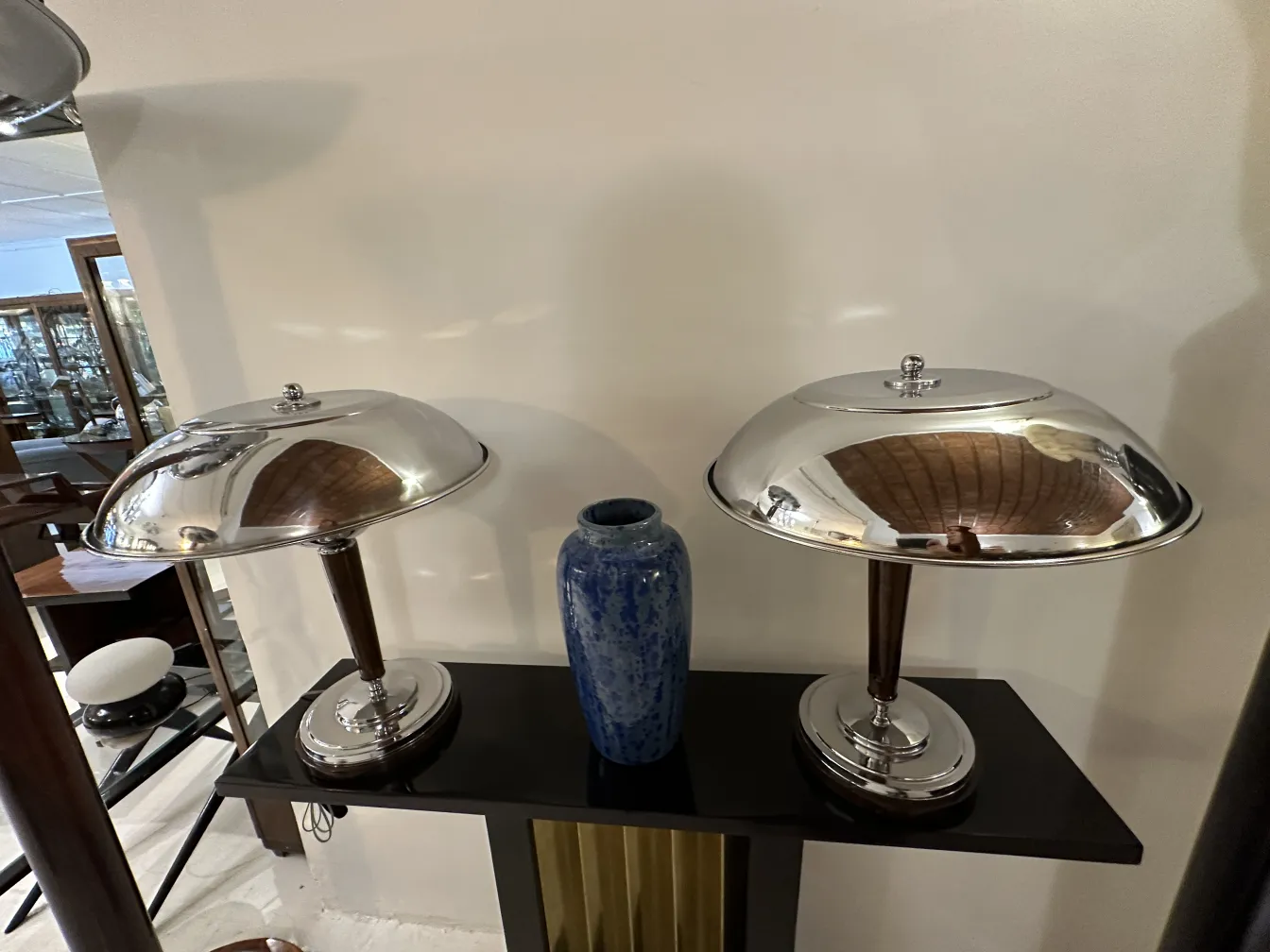 Antike Lampen und eine blaue Keramikvase