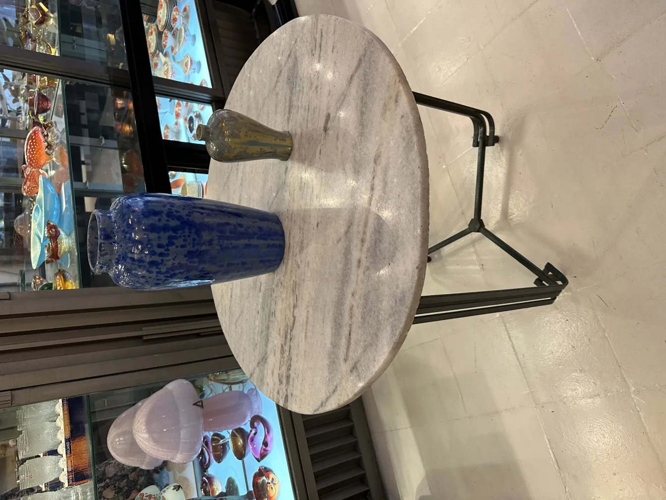 丸いテーブルの上にある古い陶器とカラフルな背景