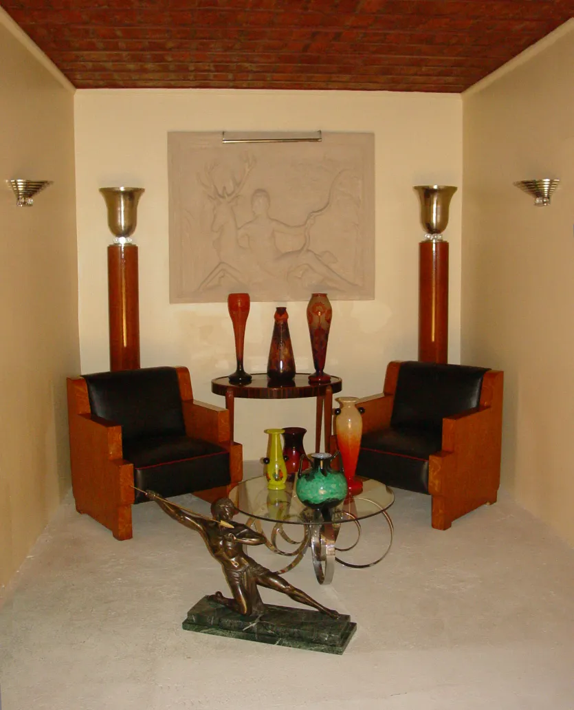 Escultura antigua en el centro de un ambiente acogedor de sala.