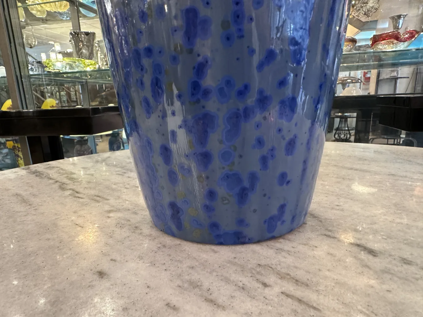 古董蓝色陶瓷，上面有明显图案，背景是古玩。